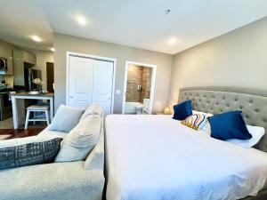 Un dormitorio con una cama grande y un sofá. en 403 Luxury and Comfy King bed in Central city of phily, en Filadelfia