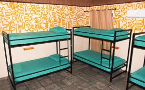 Un pat sau paturi într-o cameră la El Machico Hostel