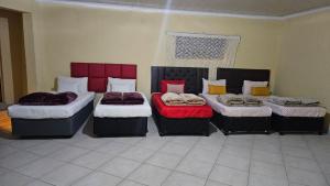 Uma cama ou camas num quarto em Goodlife guest house in klerksdorp