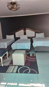 Uma área de estar em Goodlife guest house in klerksdorp