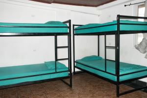 Un pat sau paturi într-o cameră la El Machico Hostel