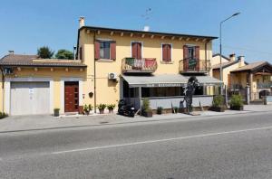 un edificio sul lato di una strada di La Terrazza Guest House a San Zeno