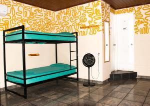 Un pat sau paturi într-o cameră la El Machico Hostel