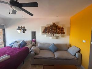 ein Wohnzimmer mit einer Couch und einem Deckenventilator in der Unterkunft Estudio VERANTO in Playa del Carmen + 64 Fotos