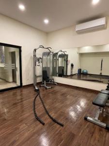 ein Fitnessstudio mit mehreren Trainingsgeräten in einem Raum in der Unterkunft Estudio VERANTO in Playa del Carmen