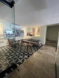 ein Wohnzimmer mit Sofa und Tisch in der Unterkunft Estudio VERANTO in Playa del Carmen