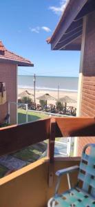 einen Balkon mit einem Stuhl und Strandblick in der Unterkunft Duplex frente al Mar en Villa Gesell in Villa Gesell