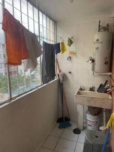 a bathroom with a sink and a window with towels at Depa cerca hospital Issste y jardines de fiesta in Emiliano Zapata