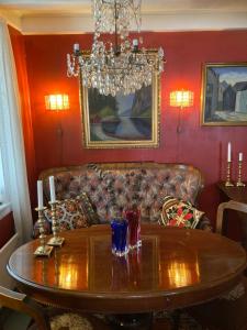 a living room with a couch and a table at Sanden pensjonat in Lærdalsøyri