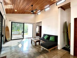 Χώρος καθιστικού στο 3 Bdr Villa With Pool , Near beach, Fast Wifi