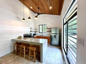 Η κουζίνα ή μικρή κουζίνα στο 3 Bdr Villa With Pool , Near beach, Fast Wifi