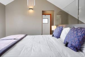 Una cama blanca grande con dos almohadas encima. en *** LAKE VILLA 457 ***, en Hanmer Springs 15 fotos más
