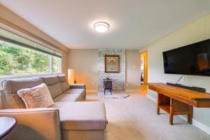 Televisyen dan/atau pusat hiburan di Inviting Vermont Home On Mount Ascutney!