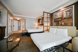 Posezení v ubytování StripViewSuites Penthouse Two-Bedroom Conjoined Suite
