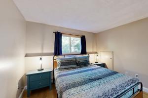 Un dormitorio con una cama con una colcha azul y una ventana. en Get Away at Gateway, en Thornton 18 fotos más