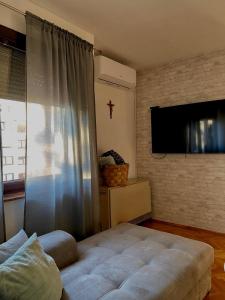 Μια τηλεόραση ή/και κέντρο ψυχαγωγίας στο Apartman M&M Livno