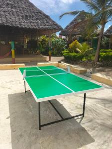 Stolní tenis v ubytování Kendwa Carletto Style nebo okolí