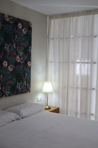 - une chambre avec un lit doté d'une fenêtre et d'une lampe dans l'établissement Molinero, à Vejer de la Frontera 11 autres photos