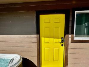 Φωτογραφία από το άλμπουμ του Creature Comforts Suite-Private Hot Tub-Sleeps 2 σε Ahwahnee +2 φωτογραφίες
