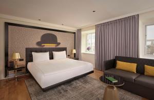 Postel nebo postele na pokoji v ubytování Holmes Hotel London