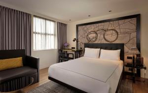 Postel nebo postele na pokoji v ubytování Holmes Hotel London