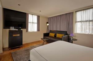 TV a/nebo společenská místnost v ubytování Holmes Hotel London