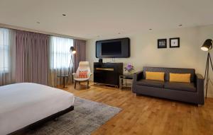 TV a/nebo společenská místnost v ubytování Holmes Hotel London