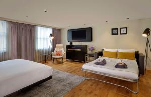 Postel nebo postele na pokoji v ubytování Holmes Hotel London