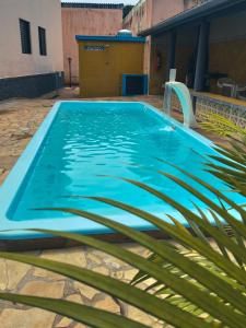 una piscina azul con una fuente de agua en Tartaruga Ubatuba, en Ubatuba
