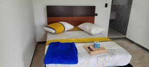 Llit o llits en una habitació de Hotel Rivera