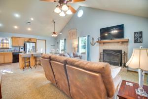 un salon avec un canapé et une cheminée dans l'établissement Incredible Log Home 1 Mile From Lake Tenkiller, à Vian