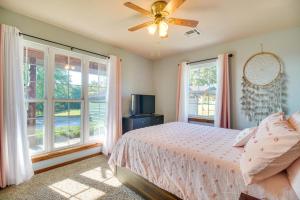 une chambre avec un lit et deux fenêtres dans l'établissement Incredible Log Home 1 Mile From Lake Tenkiller, à Vian