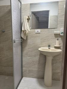 Fotografie z fotogalerie ubytování Habitaciones tipo hotel con terraza v destinaci Ibagué