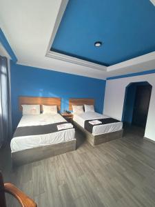 Postel nebo postele na pokoji v ubytování Auto Hotel El Cine + 9 fotografií
