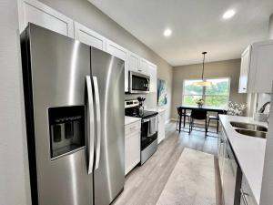 O bucătărie sau chicinetă la Central Cedar Falls New Construction Townhome!