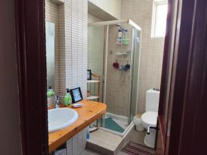 Vannituba majutusasutuses Mendes Family Homestay - B&B In The Heart Of Praia