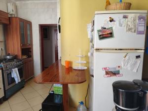 Köök või kööginurk majutusasutuses Mendes Family Homestay - B&B In The Heart Of Praia