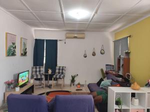 TV a/nebo společenská místnost v ubytování Mendes Family Homestay - B&B In The Heart Of Praia