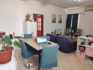 Televiisor ja/või meelelahutuskeskus majutusasutuses Mendes Family Homestay - B&B In The Heart Of Praia