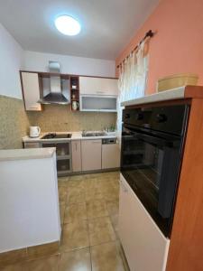 Kuchyň nebo kuchyňský kout v ubytování Apartments by the sea Kozino, Zadar - 11169
