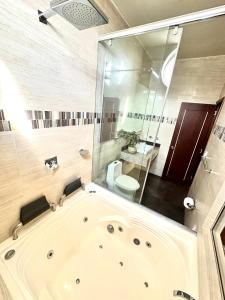 Koupelna v ubytování HOTEL SHERIDAN BOGOTA + 31 fotografií