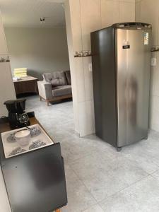 eine Küche mit einem Kühlschrank aus Edelstahl in einem Zimmer in der Unterkunft Recanto Catarina in Cunha