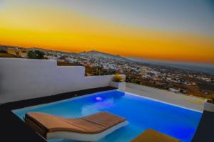 a swimming pool on the roof of a house at Salida Del Sol Santorini in Éxo Goniá