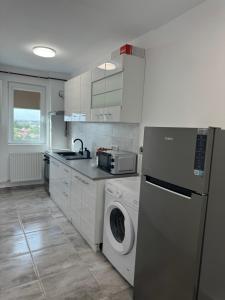 O bucătărie sau chicinetă la Dinu Rent Apartments