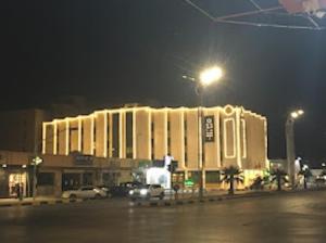 a large building at night with a street light at شقق اضواء رفا للشقق المخدومة in Al Kharj