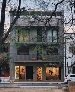 un edificio con un balcone sul lato di SJ Departamentos, Salta a Salta