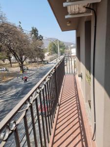 balcone di un edificio con vista su una strada di SJ Departamentos, Salta a Salta