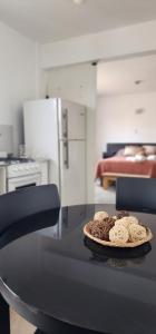 un piatto di biscotti appoggiato su un tavolo in cucina di SJ Departamentos, Salta a Salta