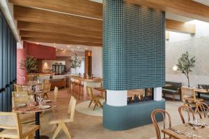 a restaurant with a fireplace in the middle of the room at The Clairfield Hotel in Mudgee