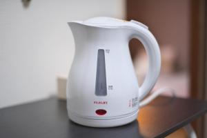 東京にあるZen Abode404 Japanese-style and modern Western-style roomsの白い電気ポット